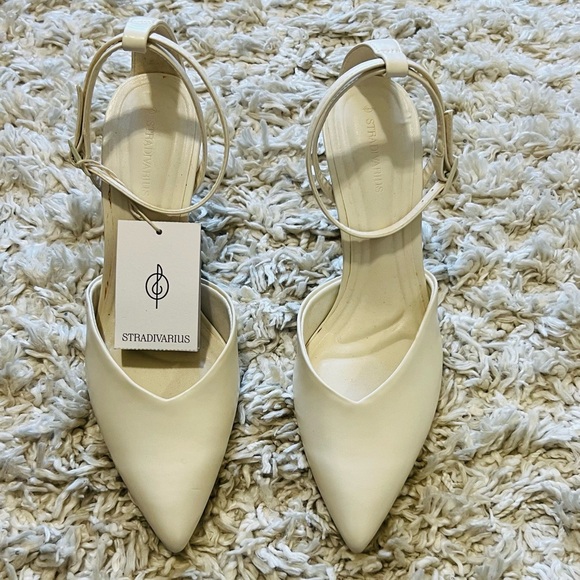 Stradivarius Cream Pointed Heels - Picture 1 of 4